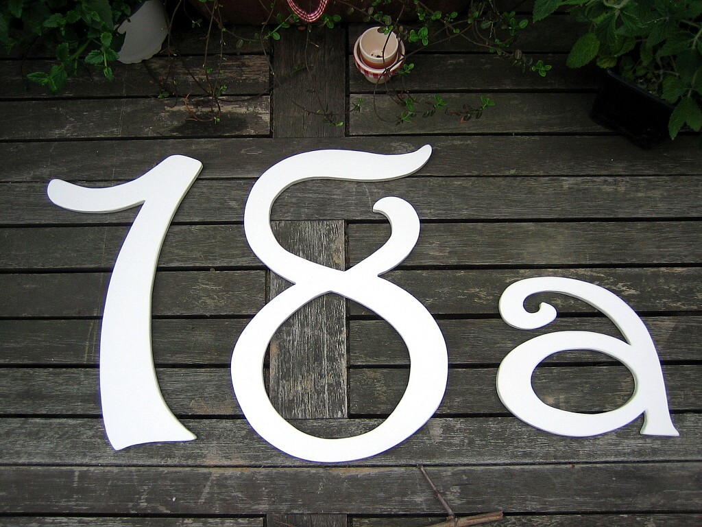 Hausnummer aus Holz. die unübersehbaren großen gesägten Zahlen 18a