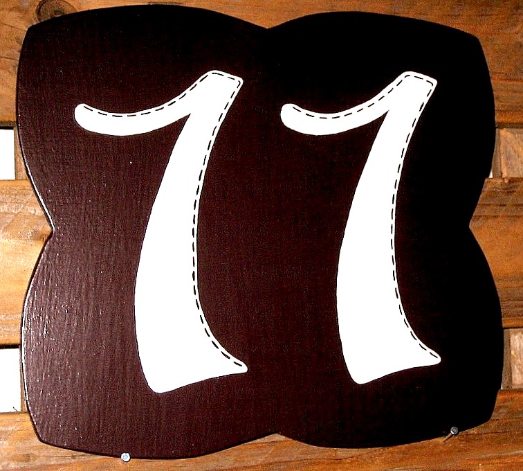 Hausnummer mit feiner Bordüre Farbe Schokolade zartbitter