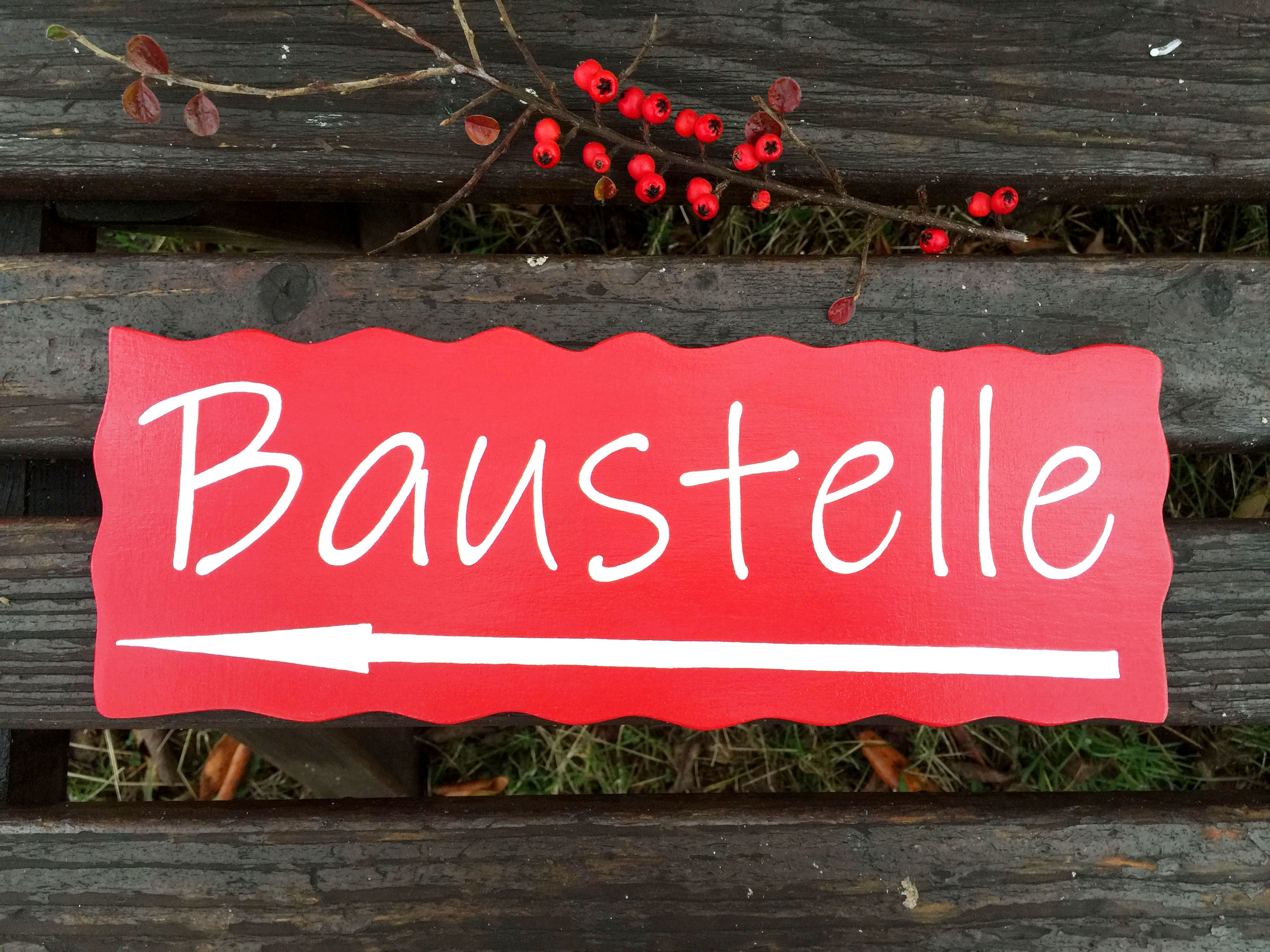 Hinweisschild Baustelle mit Pfeil