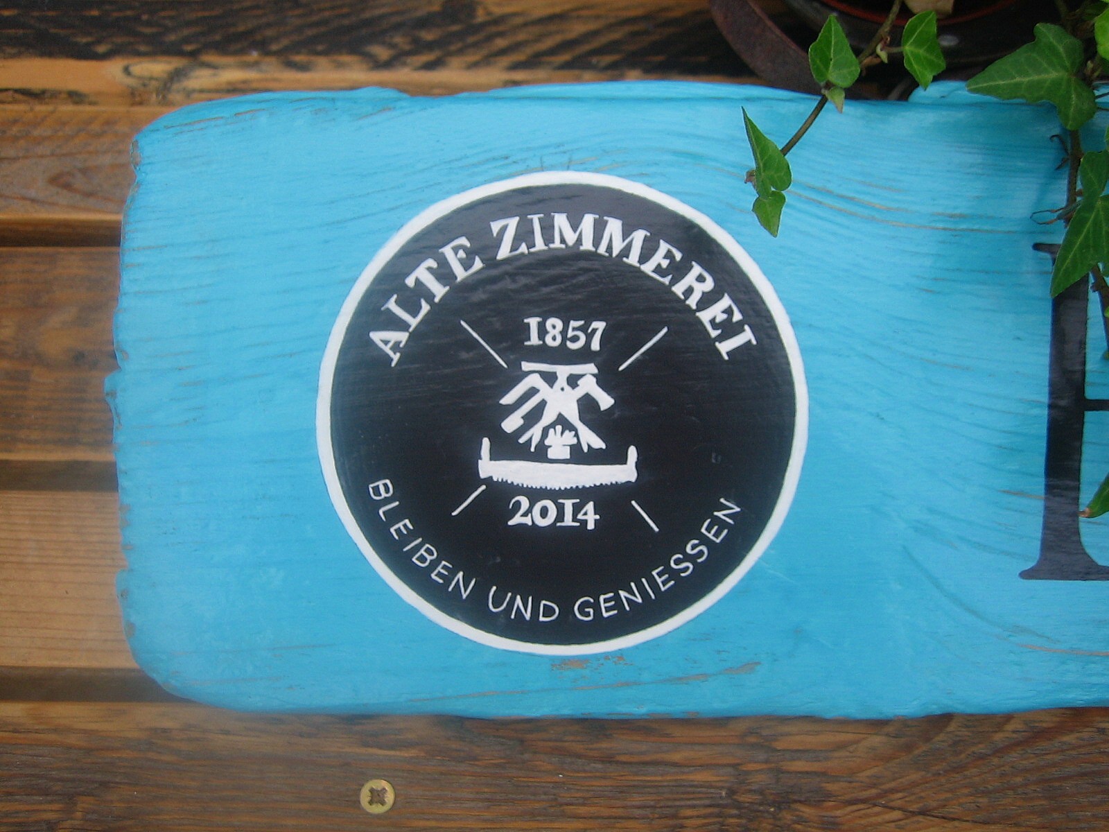 Logo einer Gaststtte auf einem Biergartenschild. 