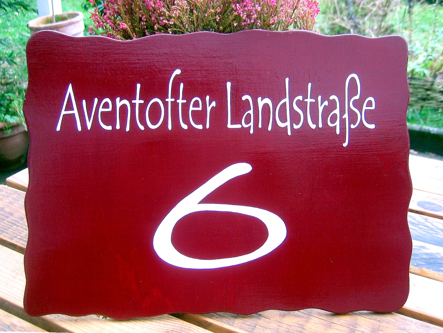 Schild Strae mit Hausnummer