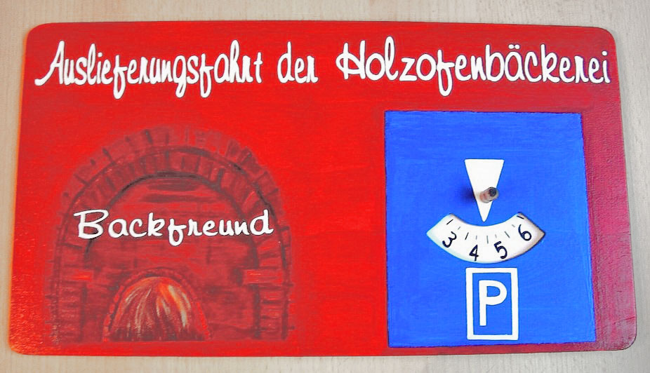 Schild mit ausgefallener Parkscheibe