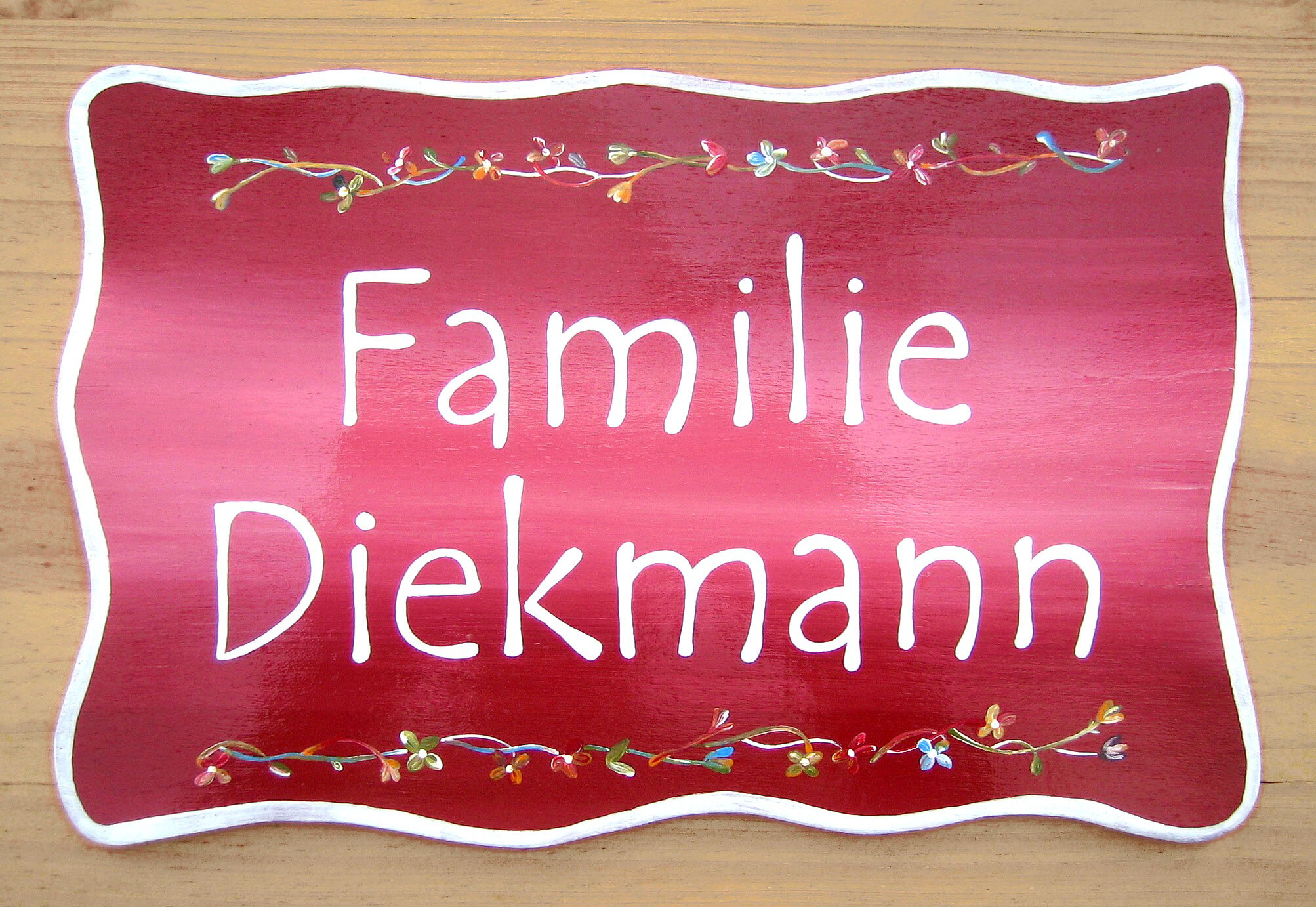 Trschild Familie mit bunten Bltenranken