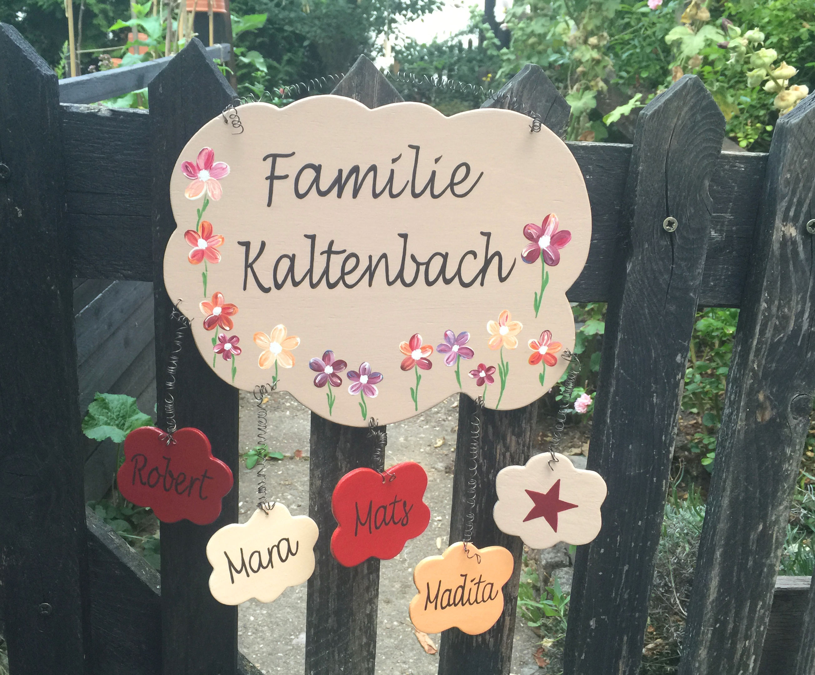 Trschild Familie mit frhlichen Blten