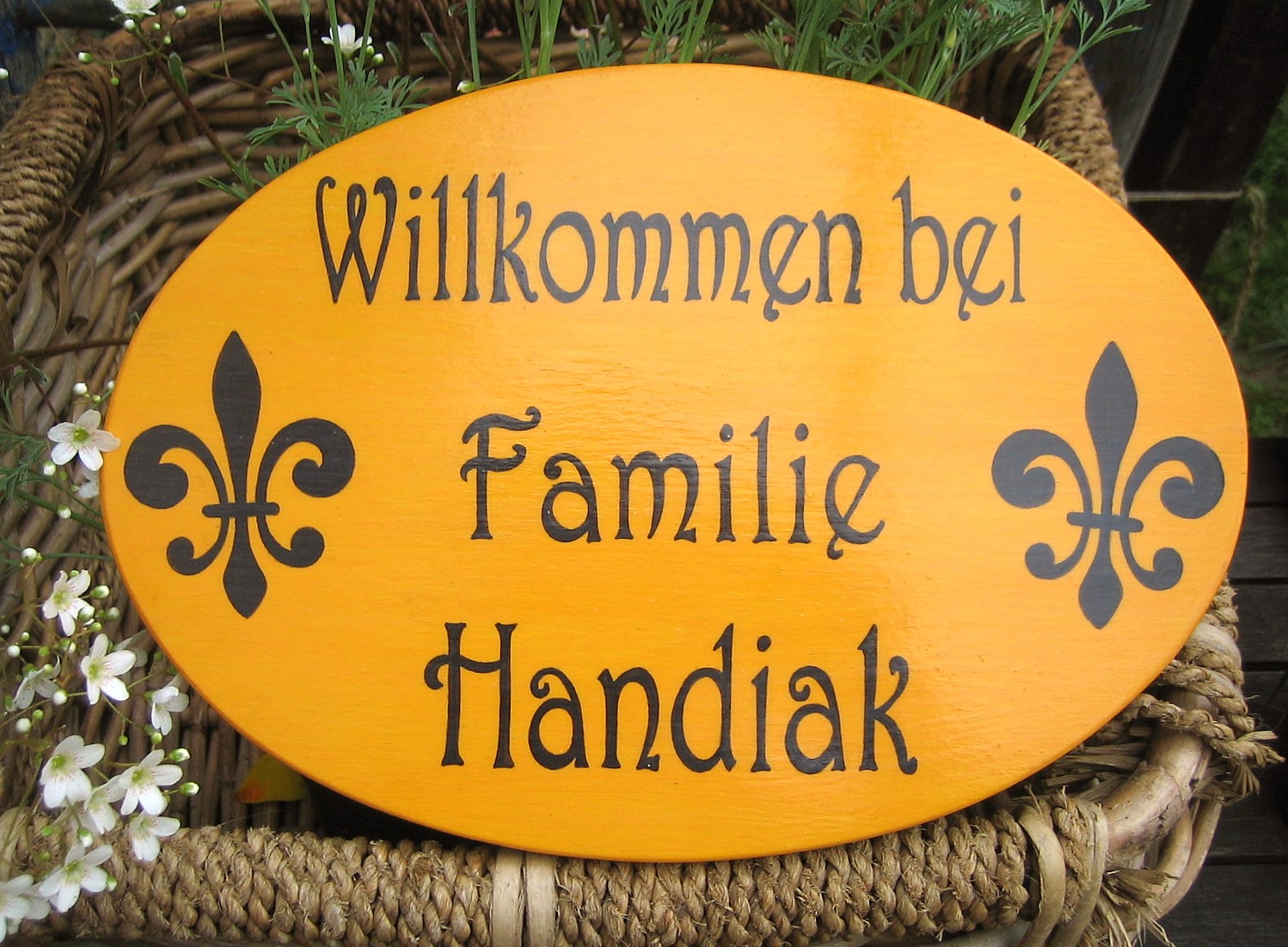 Türschild für Familien mit zwei französichen Lilien