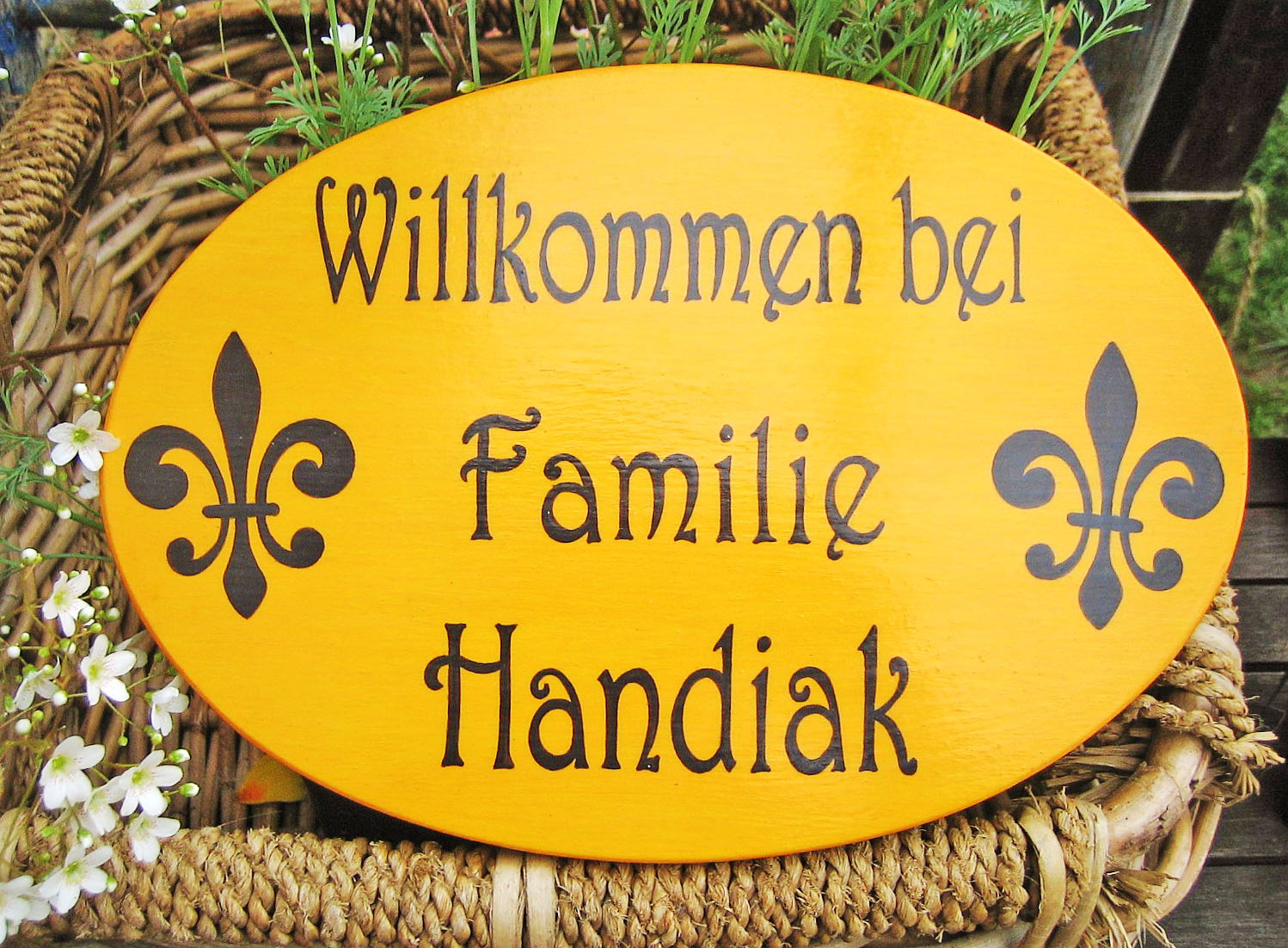 Trschild fr Familien mit zwei franzsischen Lilien