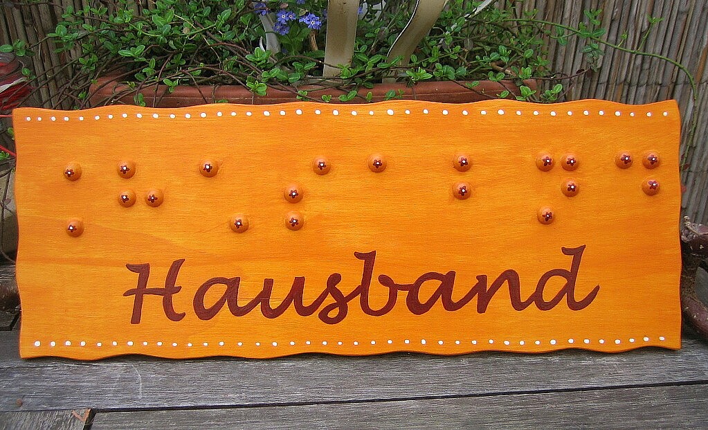 Trschild in Brailleschrift. Hausband