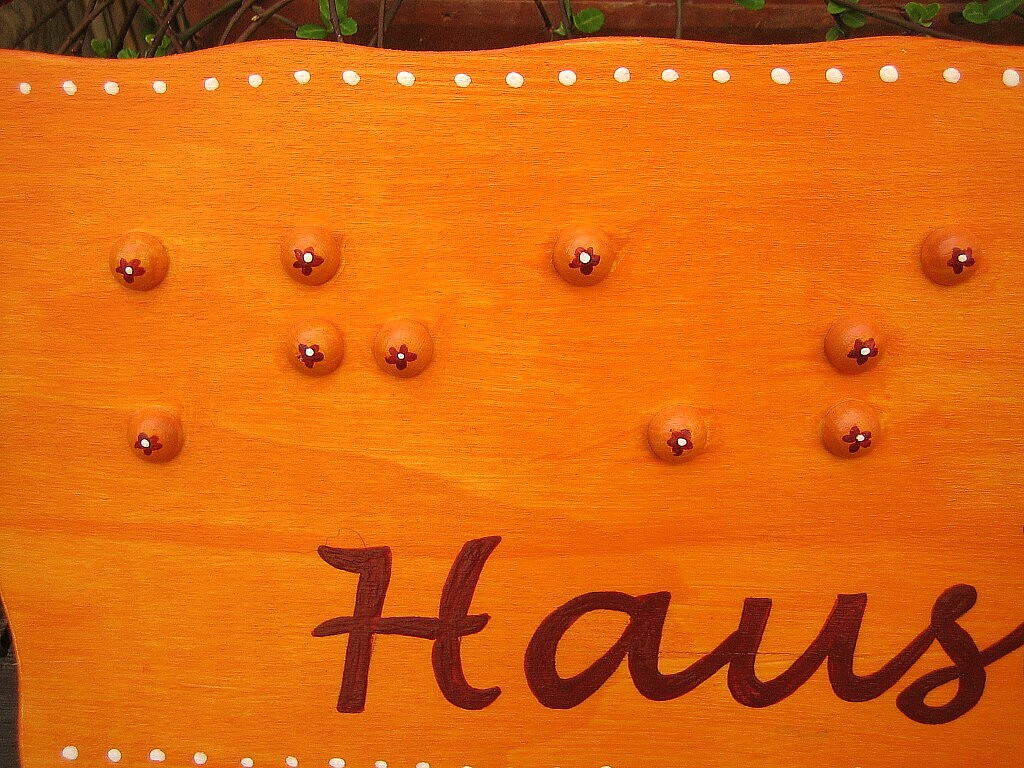 Trschild in Brailleschrift. eine Kombination mit normaler Schr