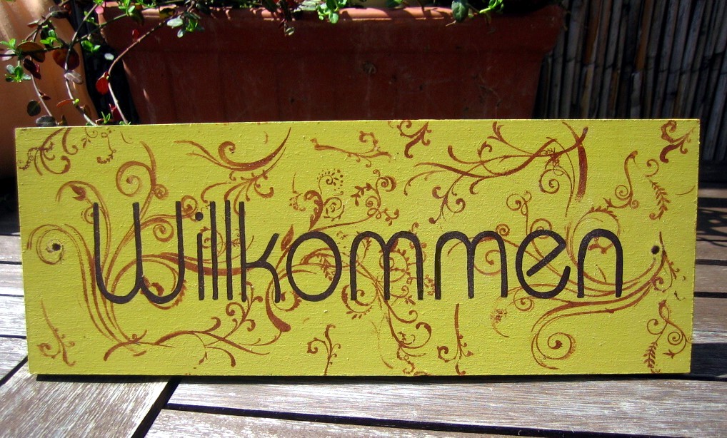 Willkommensschild mit Ornamenten