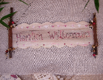 Herzlich Willkommen Trschild am Naturstab mit rose Herzchen