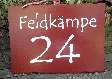 Strae und Hausnummer strahlend wei auf farbigem Grund