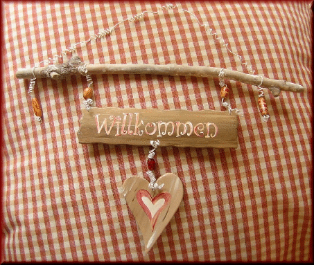 Willkommensschild mit Herz am Naturholz