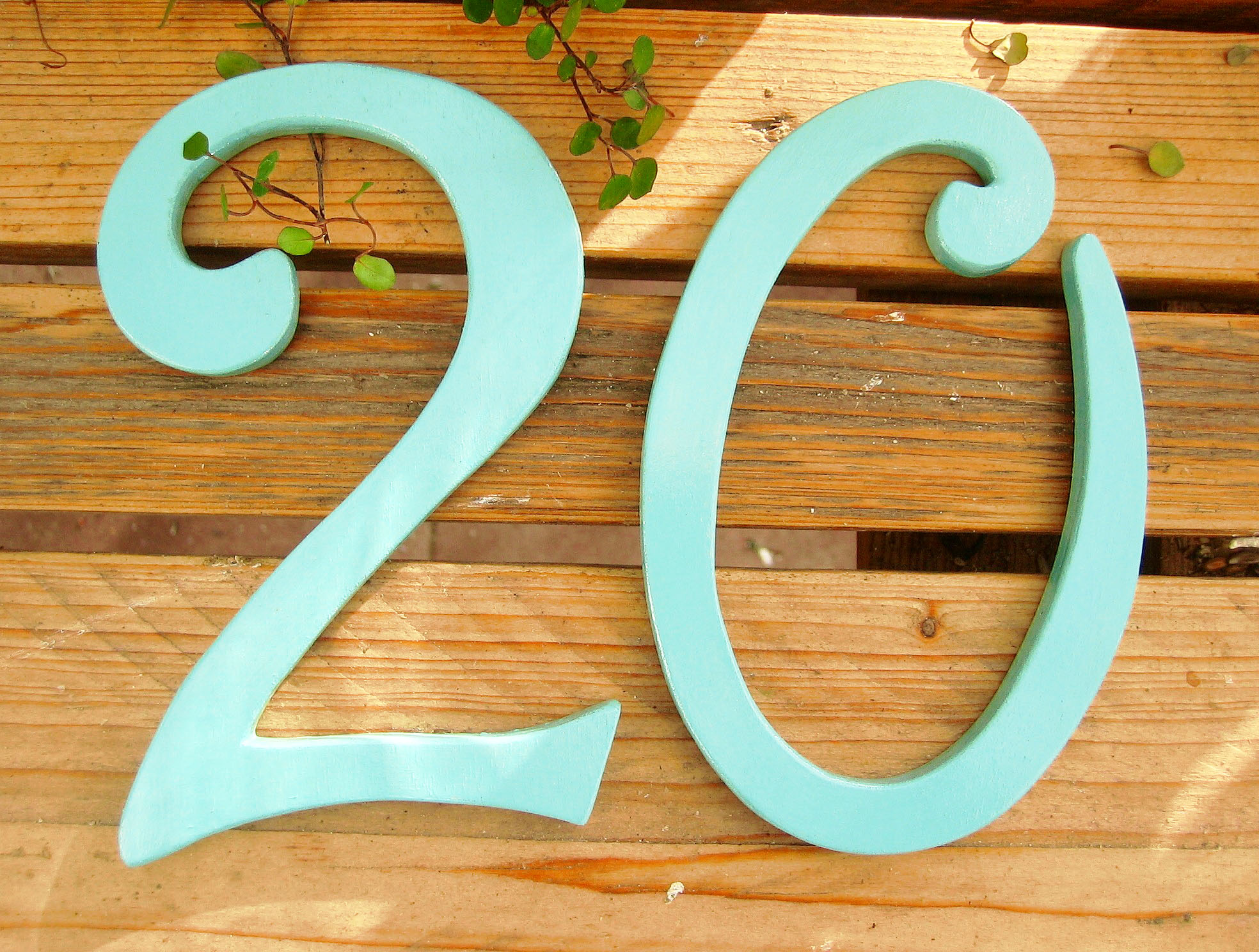 feine kleine Hausnummer 20 in pastelltrkis