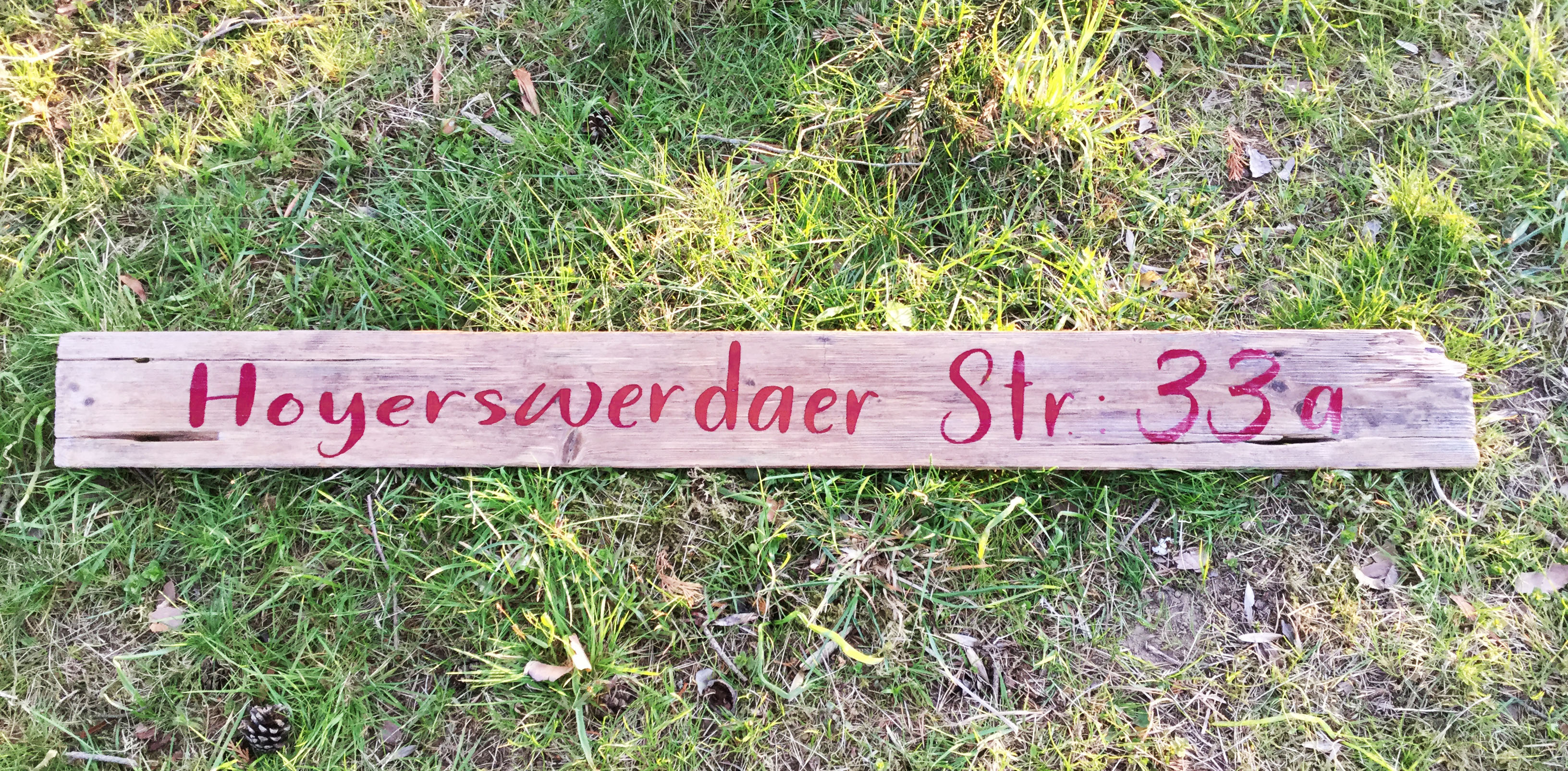 groes Straenschild auf Treibholz